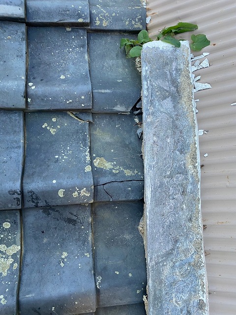 破風漆喰が剥がれ落ちた状態